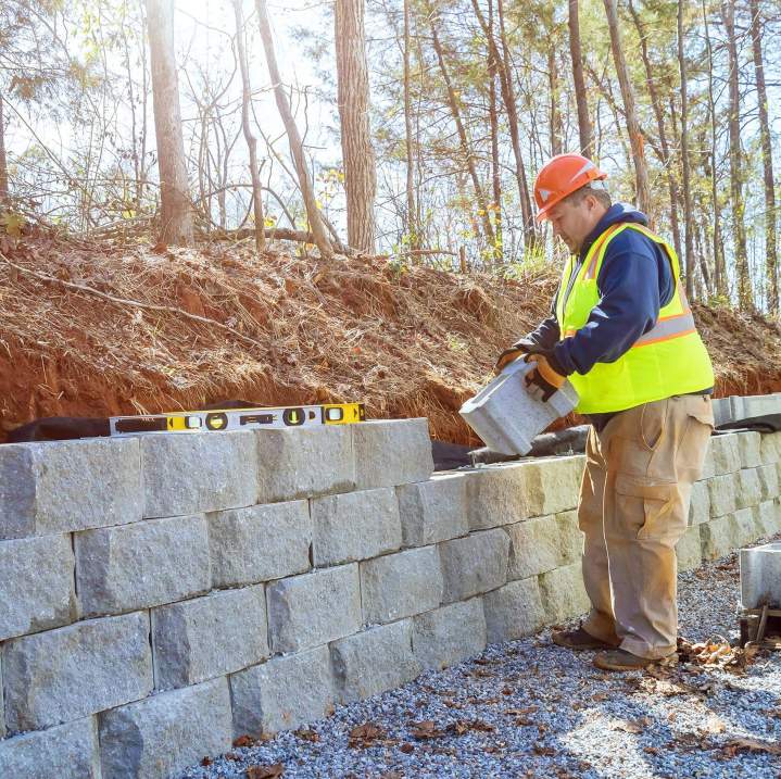 Des murs de soutènement conçus pour offrir solidité, durabilité et une finition soignée.