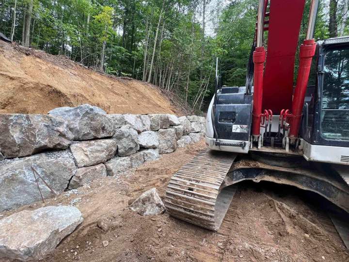 Retaining wall installation in Val-des-Monts