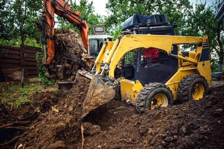Nous transformons votre terrain à Val-des-Monts grâce à des travaux de nivellement, de façonnage du sol, de drainage et de création d'accès adaptés à vos projets de construction ou d'aménagement.